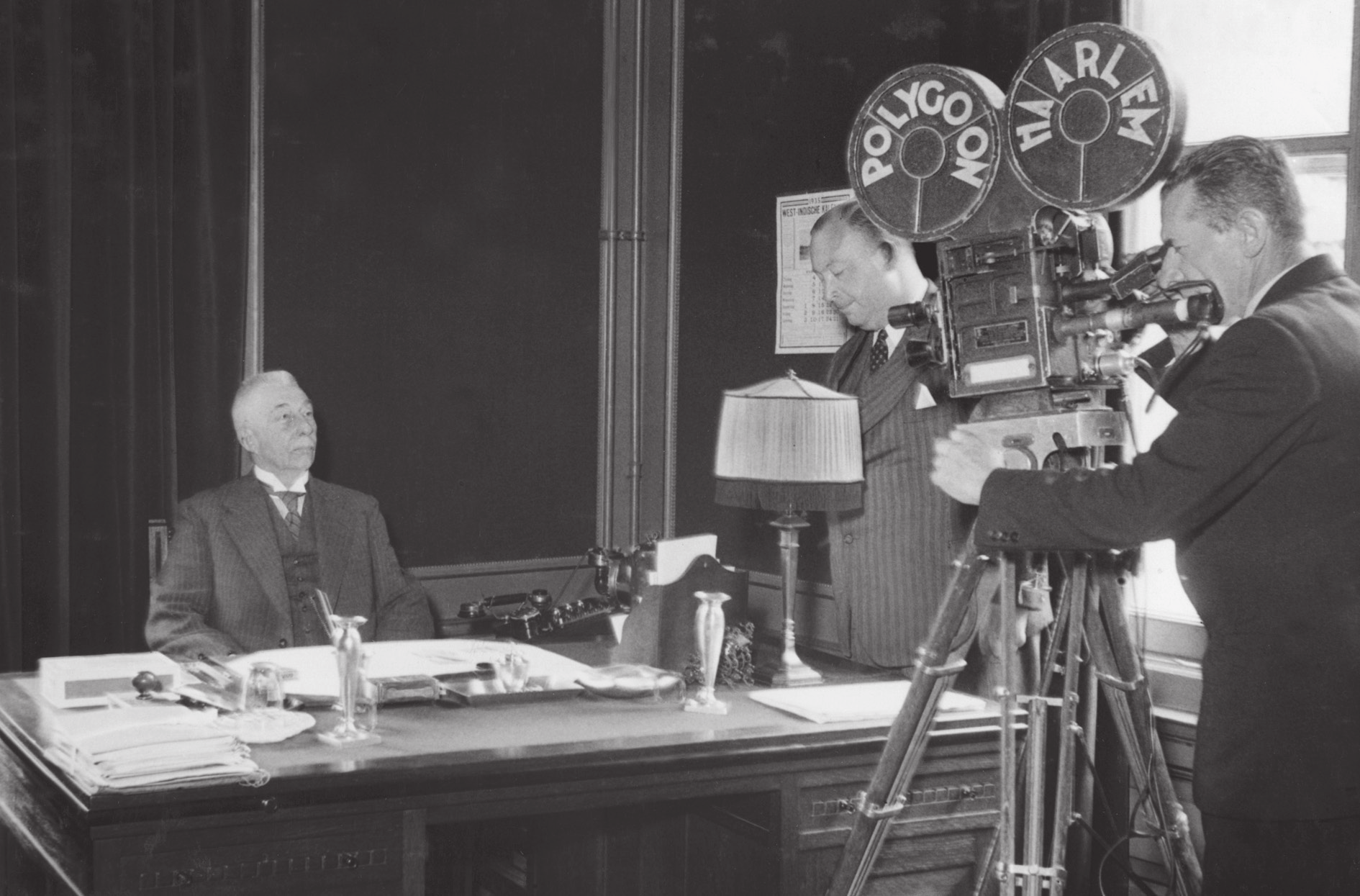 268 stap 50 Minister-president Colijn legt de regeringsverklaring van zijn derde kabinet af voor de radio, augustus 1935.