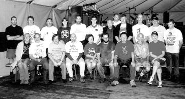 2004 - De medewerkers aan de Volkssportfeesten Staande v. l. n. r.