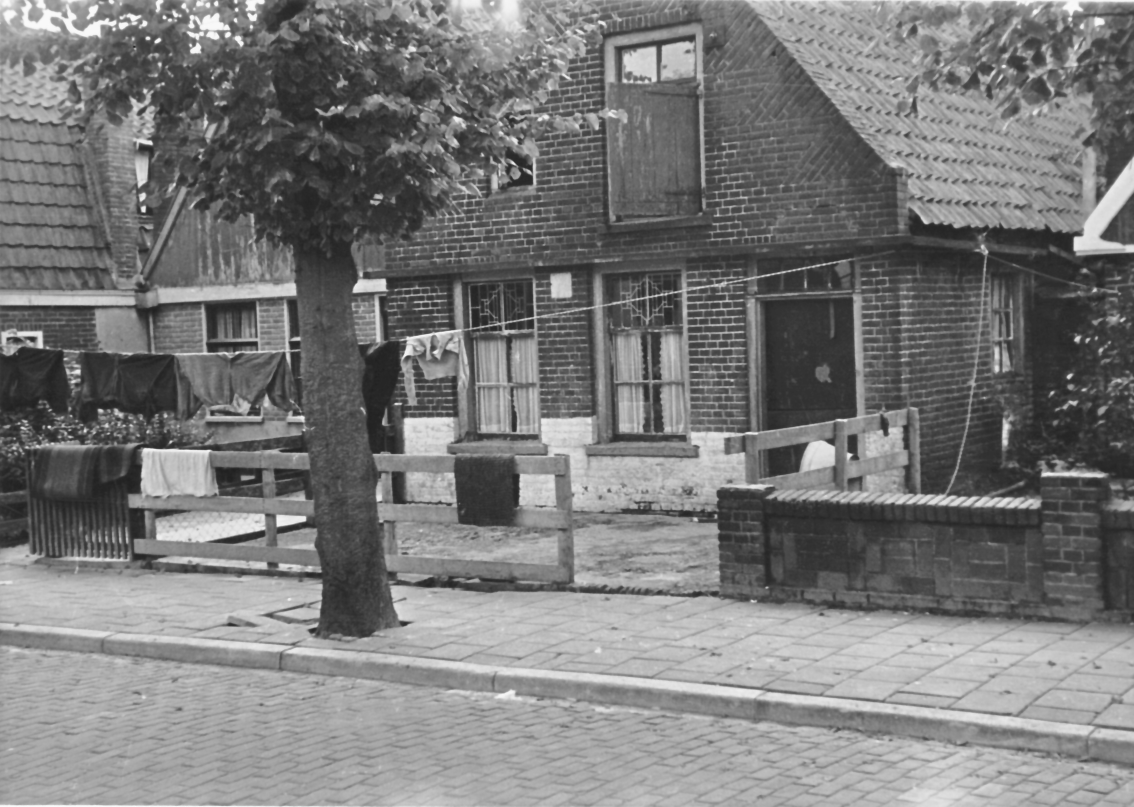 Wijk 2-7 Deze woning bestaat uit: 1 kamer, keuken, 1 slaapkamer, 2 bedsteden en een zolder Hierin woont een gezin van 12 personen (man, vrouw, 9 zoons in de leeftijd van 1 tot 16 jaar en een