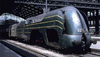 Le service commercial Le programme de la S.N.C.B. était donc de mettre en service des trains rapides et légers en mettant la vitesse comme nouvelle stratégie publicitaire et commerciale.