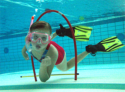 Snorkelen De wereld onder water bewonderen kan met een snorkel set. Wat komt er in deze cursus zoal naar voren? Met zwemvliezen borstcrawl. Materialen opduiken. Met snorkeluitrusting.