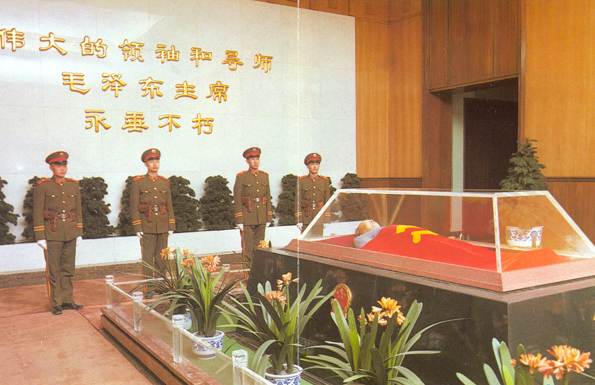 aankom, staat een lange rij tot achter het mausoleum om de grote roerganger te bezichtigen. Het mausoleum is op 9 september 1977, de eerste verjaardag van Mao's overlijden, ingewijd.