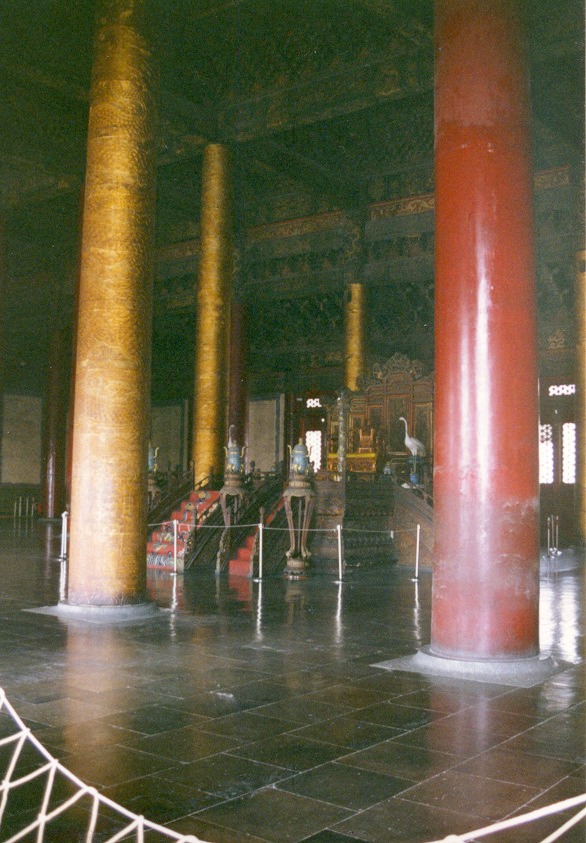 Het keizerlijke paleis bestaat uit twee gedeelten. In het eerste gedeelte liggen drie openbare hallen. In het tweede gedeelte drie hoofdpaleizen, enkele kleinere paleizen en de keizerlijke tuinen.