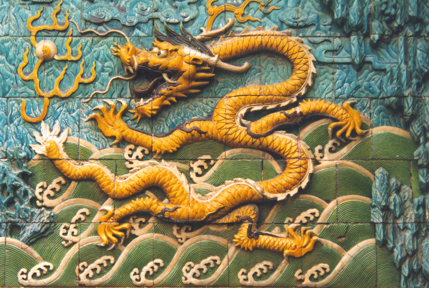 Rond de troon staan 18 bronzen wierookbranders die de provincies van het keizerlijke China vertegenwoordigen. Naast een scherm met 9 draken achter de troon staan twee vredesolifanten.