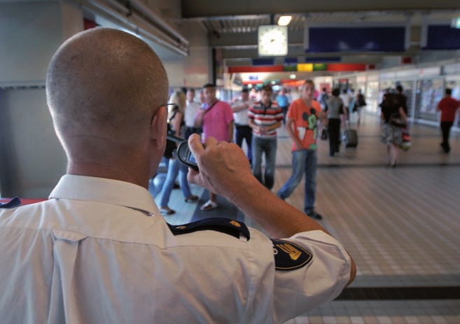 13 Veiligheid 13.1 Inleiding Veel ondernemers hebben last van onveiligheid en criminaliteit. Bedrijven hebben meestal rustige uren waarin er niemand aanwezig is.