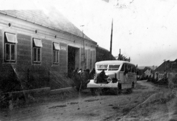 kampoverste. Ze trokken met een groep, allemaal Vlamingen, van Gneixendorf met een treintje naar Plank am Kamp. Het stationnetje van Plank am Kamp ziet er nog net hetzelfde uit als in 1940.