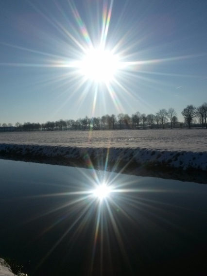 Externe info Gezinsviering zondag 6 november 2016 Licht in donkere dagen. Nu het volop herfst is, worden de dagen donker en kouder.