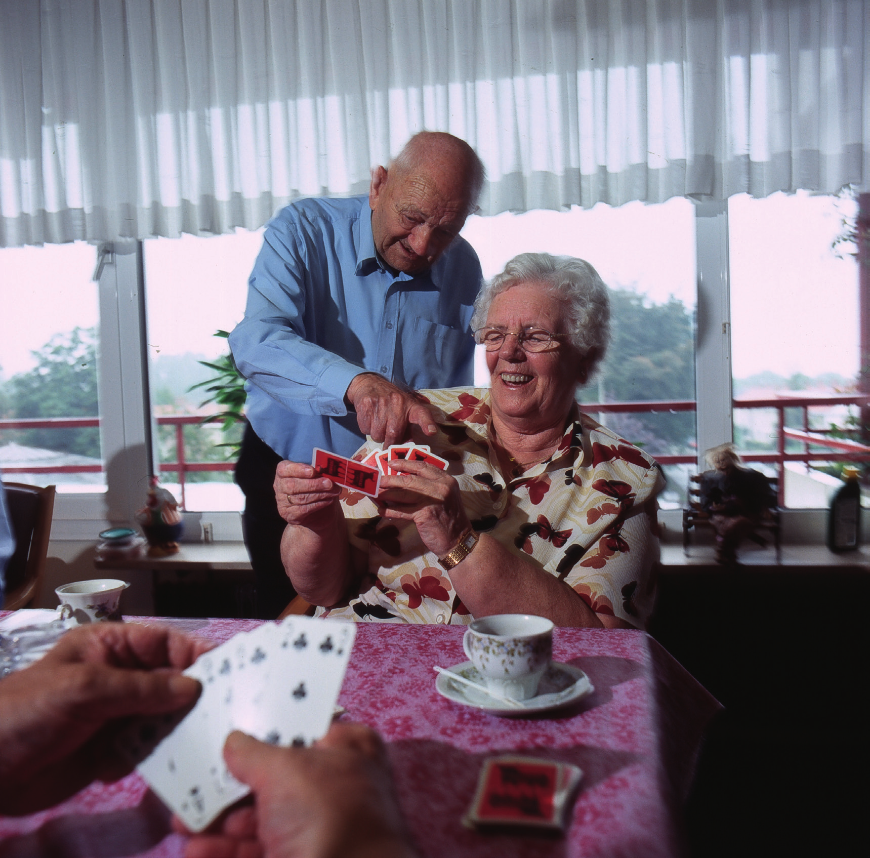 DE HEER SIMONS (woont in de wijk Kroeven) Zorgeloos Leven WOENSDAG 1 JUNI 7.00 UUR Ik was me, kleed me aan. Iedere donderdag en maandag helpt de thuiszorg me met douchen. 7.30 UUR Ik eet een boterham, thuis in mijn keuken.