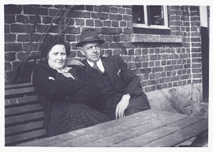 BIJ DE VIERPAARDJES BEGON HET GEDONDER Andreas Theeuwen, in Hout- Blerick Theeuwes Drees genoemd, woonde op 10 mei 1940 met zijn vrouw Netje Beckx op de Baarlosestraat 295 in Hout-Blerick, en was in