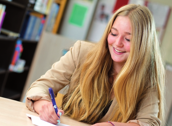 Tekst 12 Een vrouw heeft gemiddeld 17 paar schoenen in haar kast staan, maar draagt slechts 3 paar. Dat blijkt uit een onderzoek van Shop Smart Magazine bij 1.000 vrouwen.