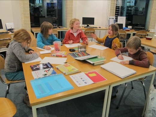 Kinder- en jeugdjury: kinderen beslissen welk boek bekroond wordt doelgroep: vierde leerjaar kostprijs: gratis data: informatie en startavond op aanbod van: bibliotheek Merelbeke meer info: vrijdag