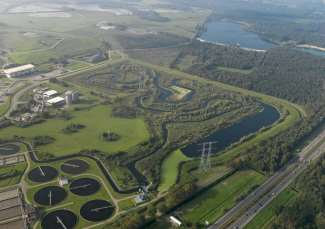 Afbeelding 69 Links: huidige situatie plangebied Spinder, Rechts: Groen = EHS, overige = geen EHS Beschrijving verbindingen De stationslocatie ligt onder de bestaande 380kV-verbinding (landelijke