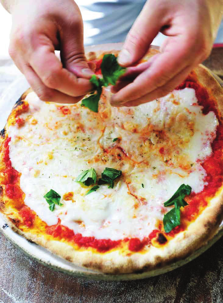 Dé grote klassieker uit Napels. Pizzamaker Raffaele Esposito bedacht het recept in 1889.