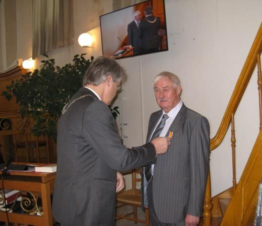 Vanuit de gemeente Jan Roskam onderscheiden met een lintje Op zondag 14 februari herbevestigden we zes ambtsdragers en namen we afscheid van Jan Roskam, die 44 jaarlang diaken is geweest.