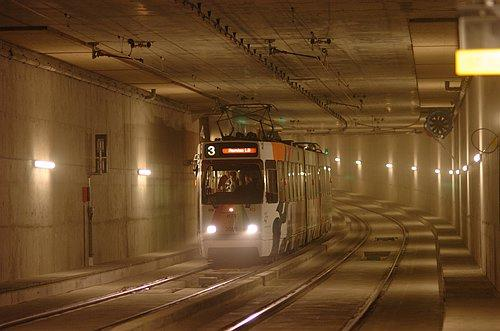 Deel III - Bijlagen Dwarsdoorsnede In de tramtunnel bevinden zich twee sporen die gescheiden zijn door een betonnen middengeleider van 30cm hoog.