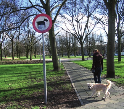 > de beschouwing Dat het moeilijk is om de aanwezigheid van honden in de openbare ruimte te regelen, hebben we in Tekst[blad] 2/2006 met diverse voorbeelden Hoe kan een bord een beest verbieden?