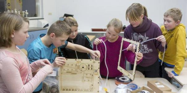 Met een 3D-printer kun je echt álles maken, zelfs een mensenhart. Scholieren uit Darp en Havelte proberen het apparaat de komende weken onder de knie te krijgen. Je kunt er speelgoed mee maken.