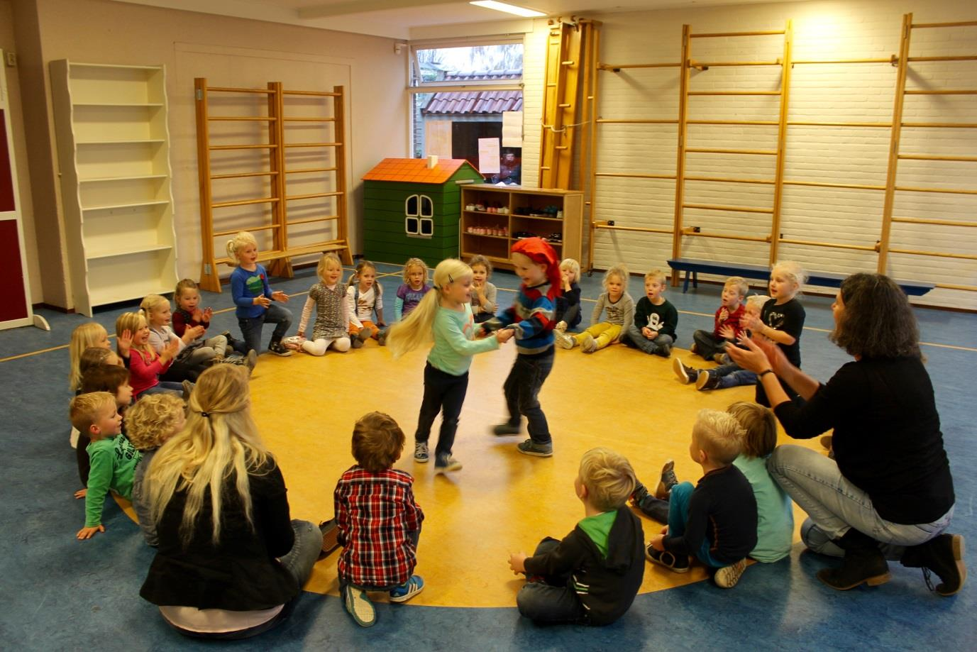 Informatie van de groepen: Groep 1, 1/2 en 2. Alle groepen hebben vorige week een bezoekje gebracht aan de Supercoop. De kinderen mochten zoeken naar Raai de Kraai, die een lekker snoepje voor ze had.