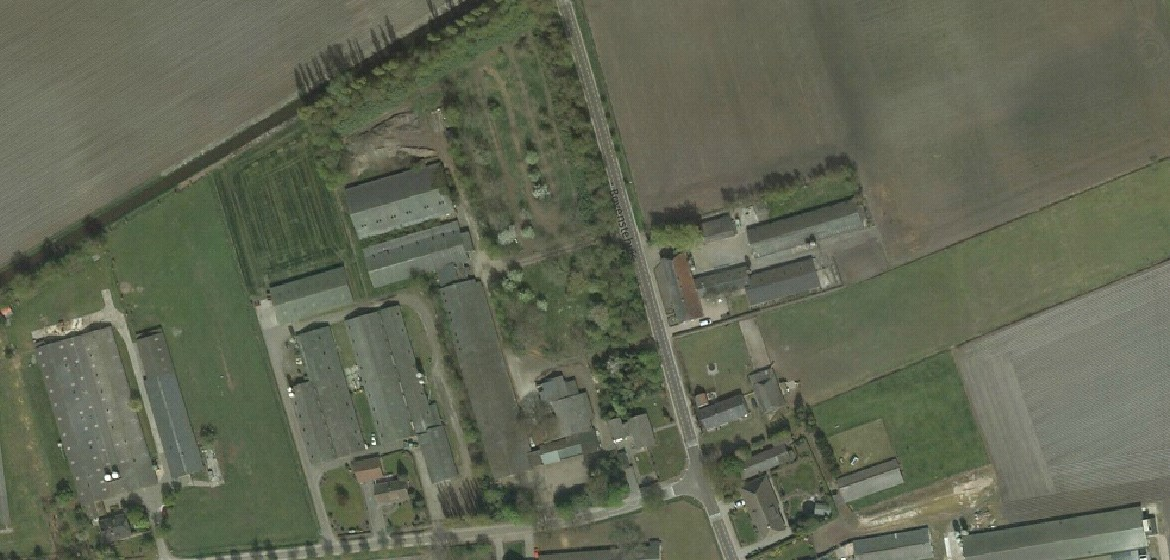 Figuur 3 : luchtfoto bestaande situatie Functioneel Op de locatie is oorspronkelijk een veehouderij gevestigd (varkens).