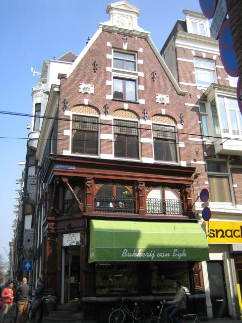 Het betreft twee prachtige rijksmonumenten die onderling met elkaar zijn verbonden gelegen aan de Keizersgracht op de hoek met de Utrechtsestraat.