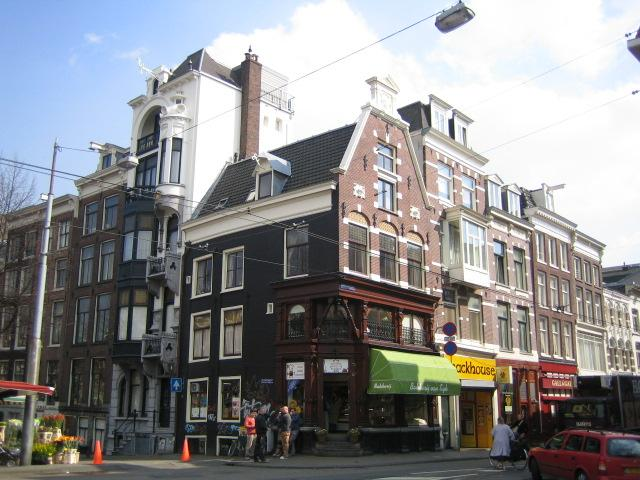 De vermoedelijke indeling van de twee panden is als volgt: Utrechtsestraat 61-winkel (met kelderruimten): entree, winkelruimte met toonbank en er is een trap naar de kelderruimte.