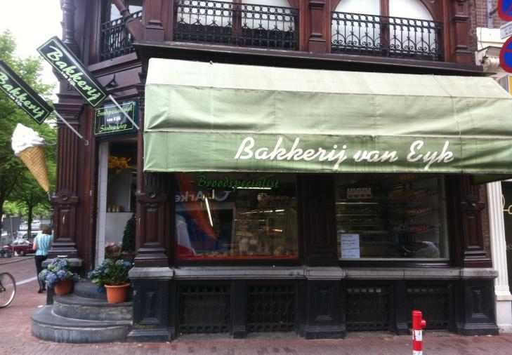 Bijlage II: vervolg A van de diverse foto s van de panden Op de begane grond van de Utrechtsestraat 61 zit al jaar en dag een bakkerij.