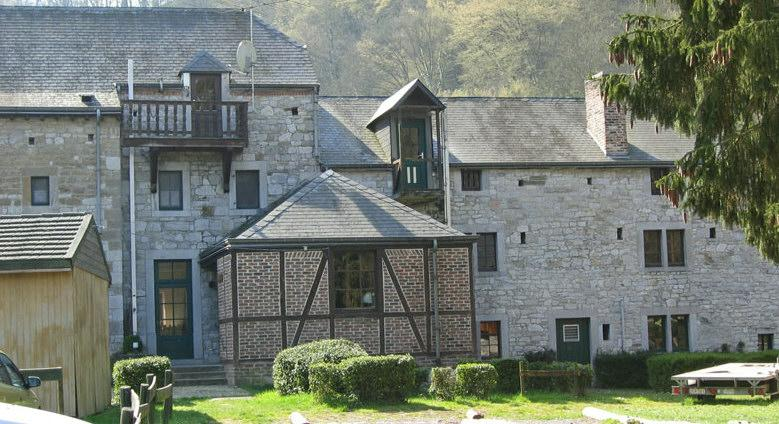 achter het huis langs de helling omhoog naar het Chateau fort de Logne. Wij nemen de laatste. Bij het meest rechtse huis op deze foto zijn ze buiten de auto aan het wassen met een tuinslang.