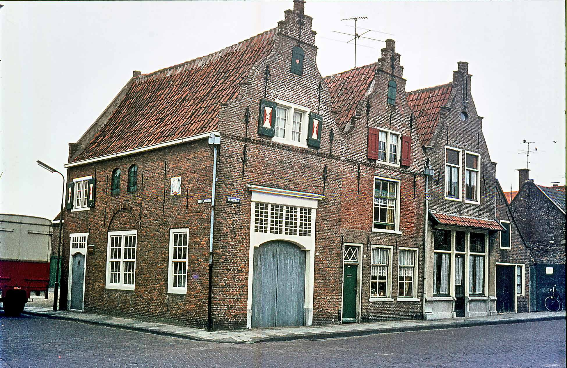 Afb. 8. Waagstraat 28, 26 en 25 omstreeks 1970. Foto Mv. Zwaan, archief Oud Enkhuizen.