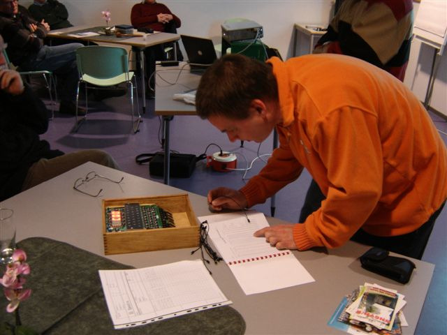 Enigma-e Op woensdag 10 maart 2010 heeft Dan PA1FZH tijdens de Veron afdelingsbijeenkomst een lezing gehouden over de Enigma-e codeermachine.