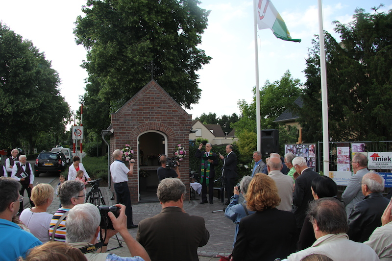 3 1. Behoud en beheer De stichting spant zich in voor een goed onderhoud van de ongeveer 3.000 kruisen, kapellen en andere objecten (beelden, Lourdesgrotten) in Limburg.