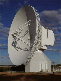 Van op aarde worden op regelmatige tijdstippen radiogolven naar de ruimtesonde gestuurd.