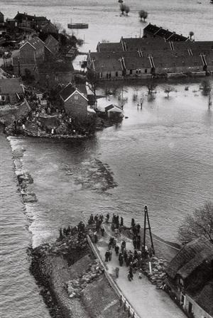 Afbeelding 2 Watersnoodramp van 1953. (Bron: beeldbank V&W) De samenhang in het Nederlands waterbeheer Nederland kent een complex systeem van waterafvoer en bescherming.