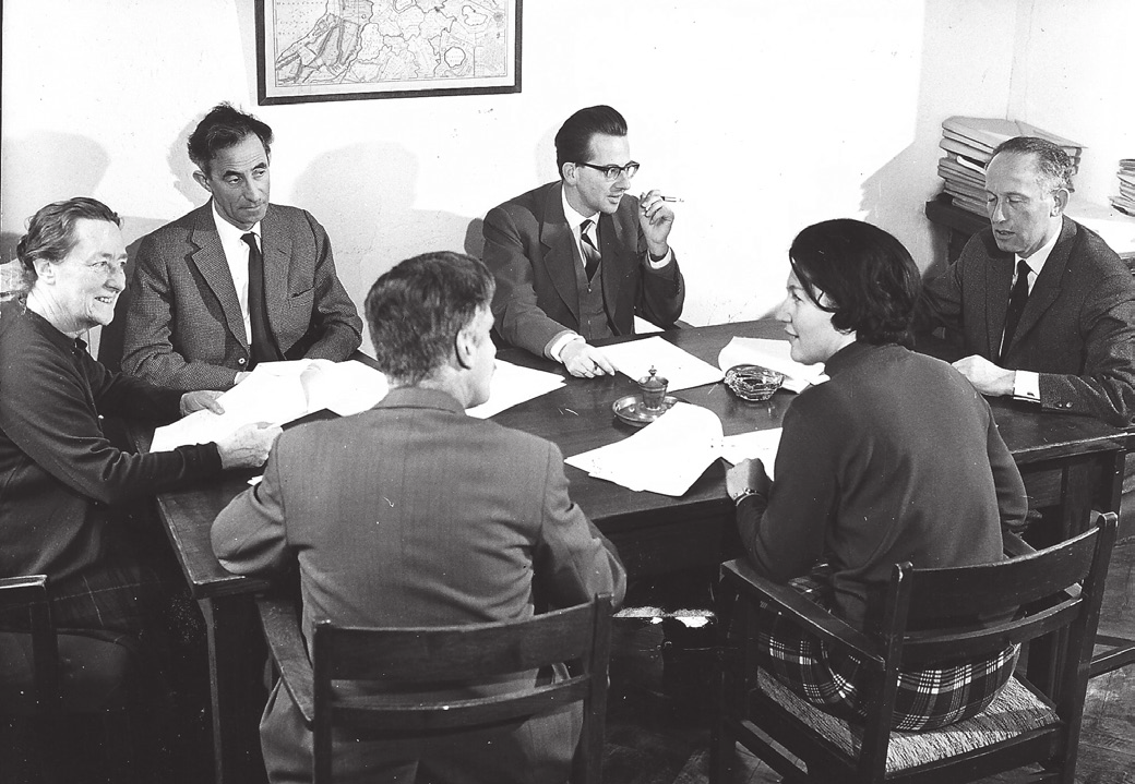 Loe de Jong (geheel rechts) met stafmedewerkers van het RIOD in zijn werkkamer aan de Herengracht te Amsterdam (1965). V.l.n.r.: A.H. Joustra, Ben Sijes, Harry Paape, op de rug gezien E.