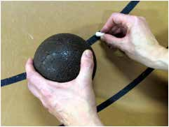 8. Ligt de bal bij de opslag of puntenslag buiten de grote ring achter om de paal, dan moet de bal op de grote ring worden gelegd. Dit volgens een lijn getrokken door het midden van paal en bal.