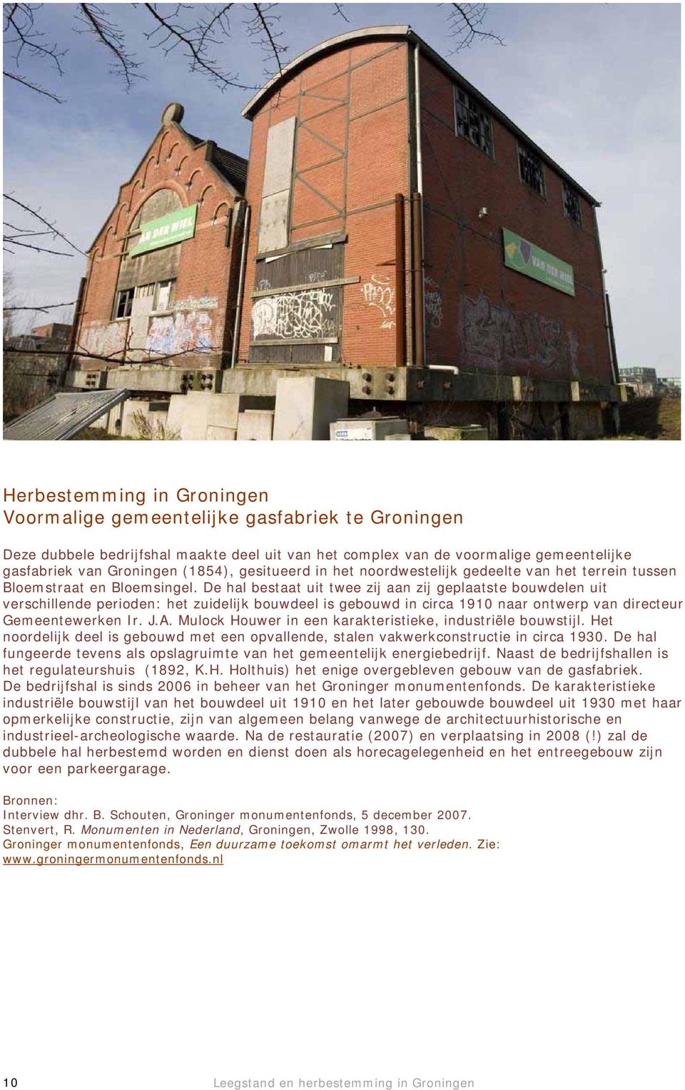 De hal bestaat uit twee zij aan zij geplaatste bouwdelen uit verschillende perioden: het zuidelijk bouwdeel is gebouwd in circa 1910 naar ontwerp van directeur Gemeentewerken Ir. J.A.