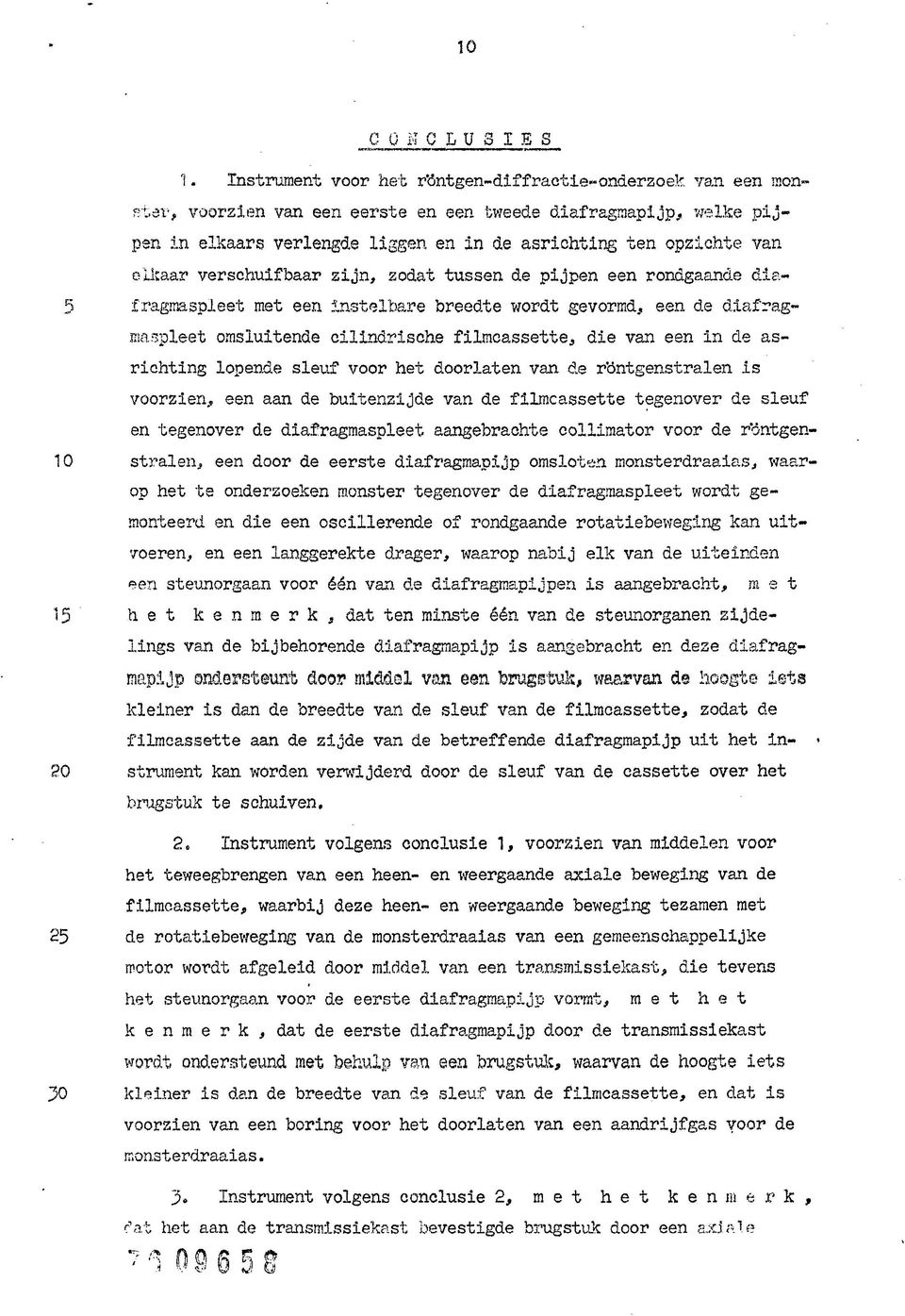 elkaar verschuifbaar zijn, zodat tussen de pijpen een rondgaande dia- 5 fragmaspleet met een Instelbare breedte wordt gevormd, een de diafragmaspleet omsluitende cilindrische filmcassette, die van