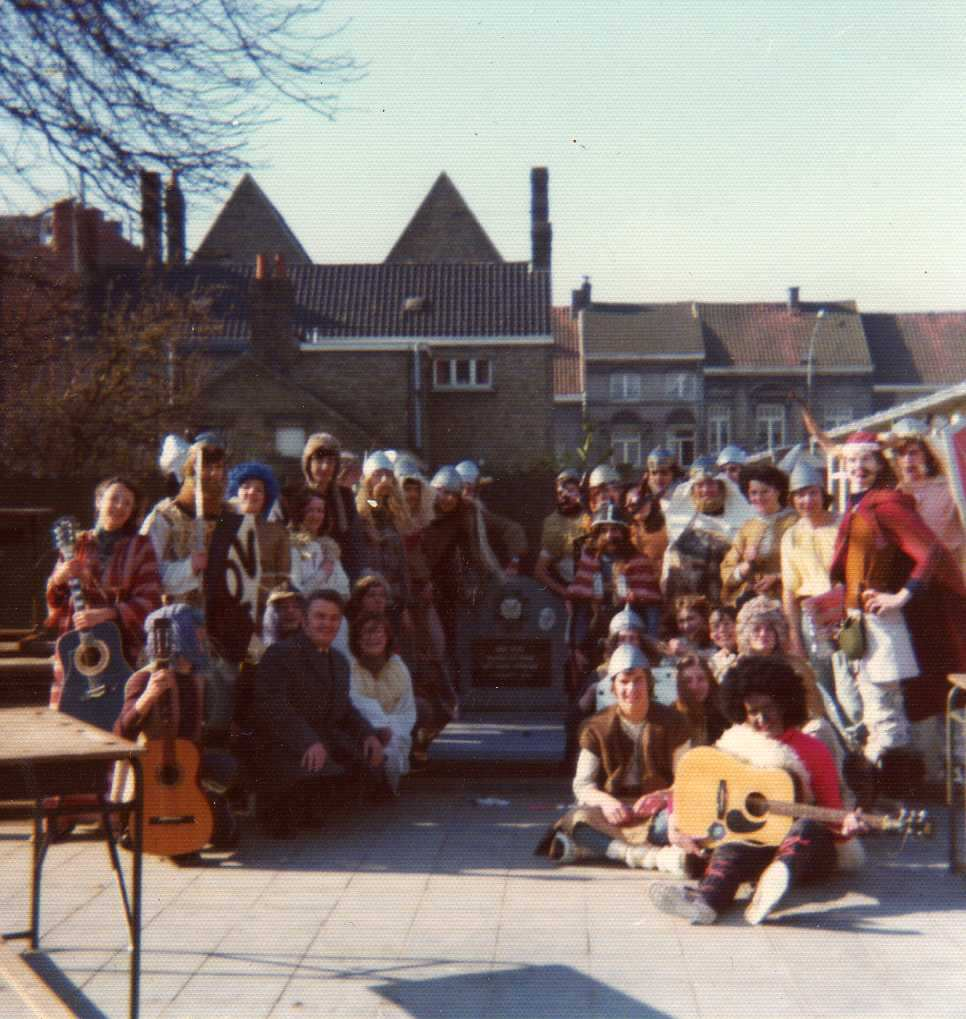 Op de laatste twee foto s zie je ze ook bij een grafzerk staan. Die hadden ze s nachts geplaatst, omdat zij de laatste waren die in het oude Atheneum zaten.