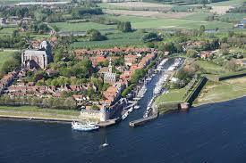 economisch verval zette in. In de achttiende eeuw vestigden zich vissers in Veere. De bedrijvigheid in de haven stelde niet veel meer voor, maar de stad had nog altijd een strategische waarde.
