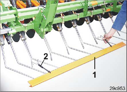 Transport 5. Zet de sporenwissers van de D9-30 in de transportstand. 5.1 Draai de twee ringmoeren (Afb. 162/1) los. 5. 2 Verwijder de sporenwisser (Afb. 162/2).