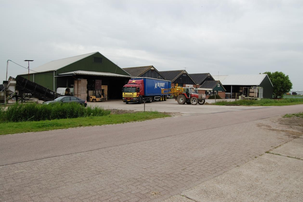 ALGEMEEN Klaver Makelaardij biedt een erf aan van 8.930m 2 met 4 loodsruimtes incl. koelinstallaties, droogwanden, kantine-/kantoorruimten, e.d. Het erf is voorzien van circa 2.300m 2 betonverharding.