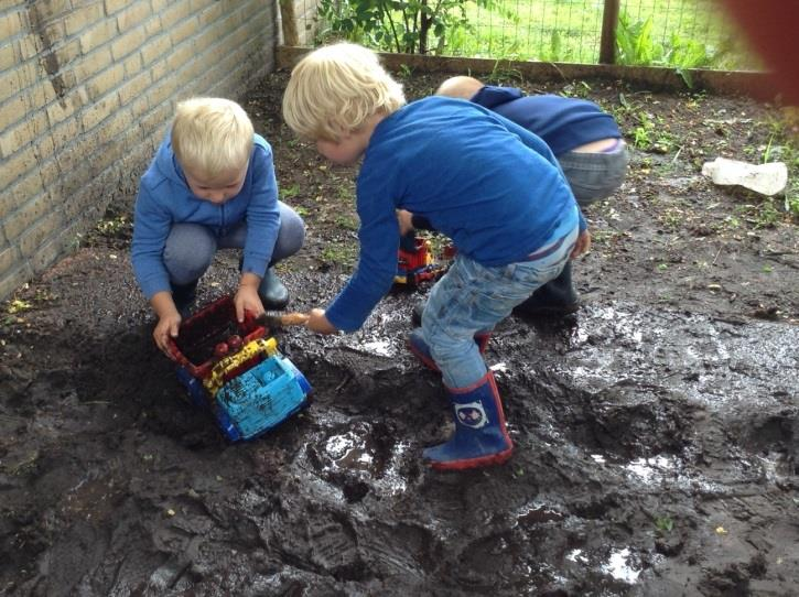 De kinderen gingen namelijk met een grote bus op schoolreis. De bestemming was de Drentse koe in Ruinen. Een ijs en speelboerderij waar veel te beleven valt.