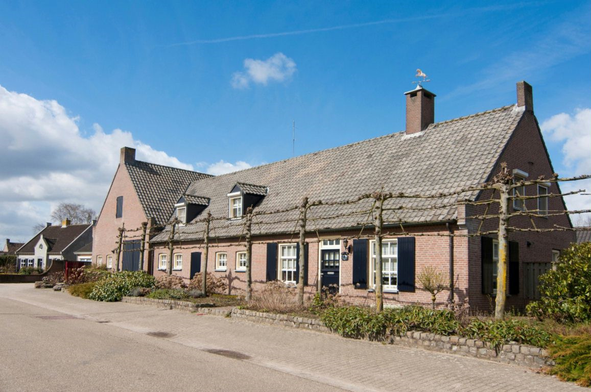 TE KOOP Rosheuvel 7 a Eersel GROTE WOONBOERDERIJ MET PAARDENSTAL, TUINHUIS, KANTOOR, GARAGES, HALF OPEN LOODS EN RIANT BUITENTERREIN.