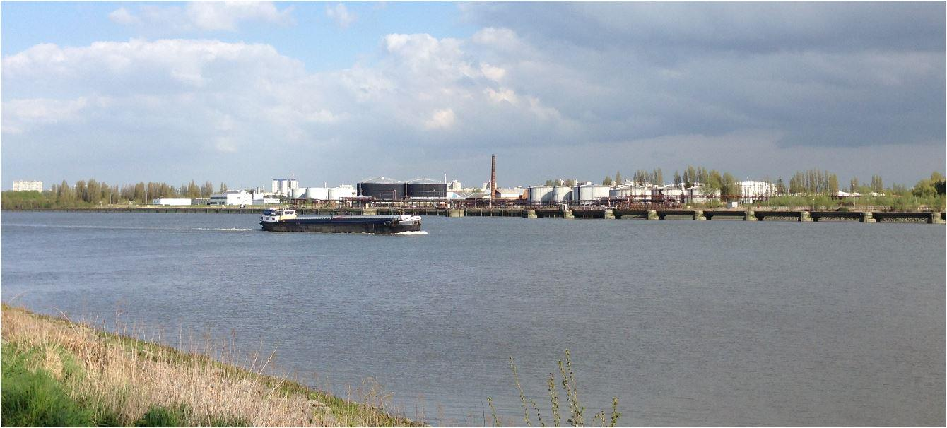 Het duurt nooit lang vooraleer een binnenvaartschip of een plezierbootje door het landschap glijdt.