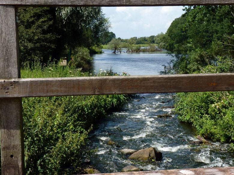 Zodra de broodjes zijn weggewerkt klimmen we het talud omhoog en steken de oude brug over.