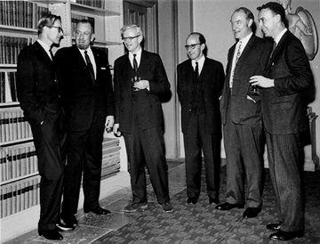 Maurice Wilkins, John Steinbeck, John Kendrew, Max Perutz, Francis Crick and Jim Watson na de Nobelprijs uitreiking in Stockholm in december 1962 De ontdekking van DNA