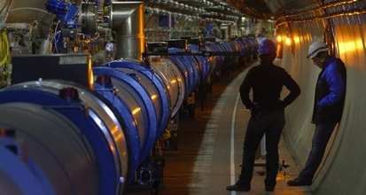 De Large Hadron Collider ATLAS CMS 27 km omtrek, 2 protonbundels met E = 4 TeV (v/c