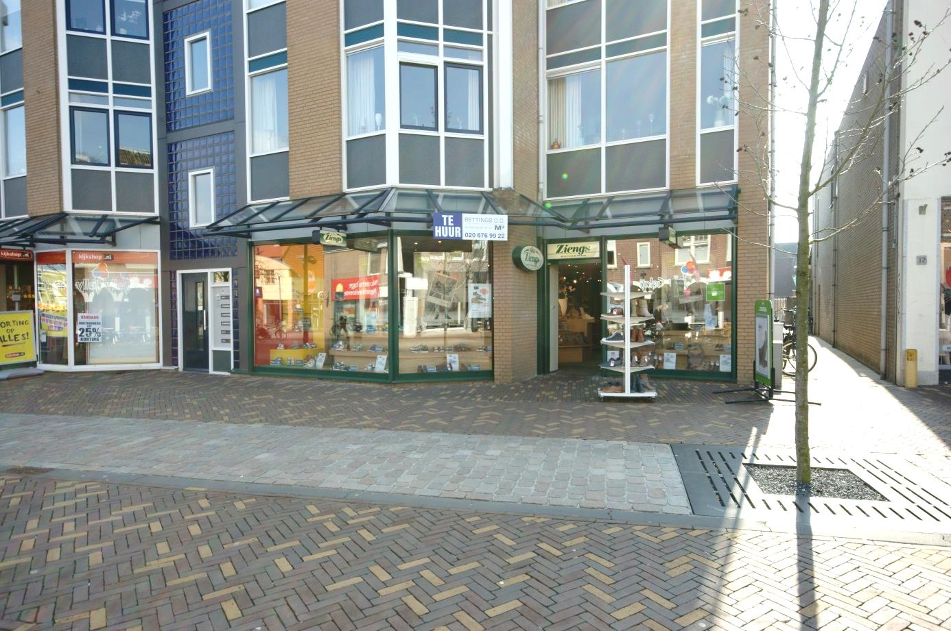 Te Huur Hoogstraat 14 te Veenendaal Representatieve winkelruimte gelegen in Veenendaal Centrum. ca. 258 m² op de begane grond.