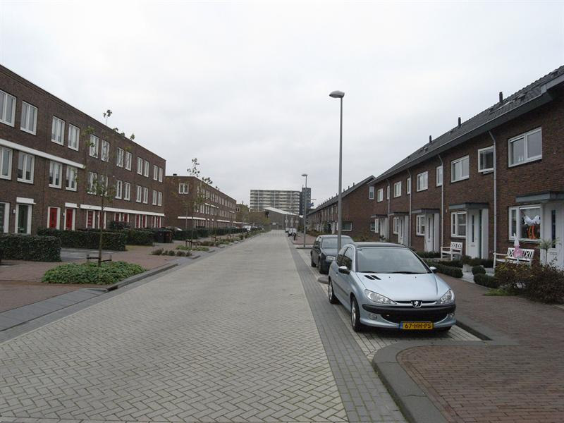 Tuin De achtertuin is geheel bestraat, dus onderhoudsvriendelijk.