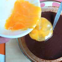 5 Faites fondre le chocolat et le beurre au bain marie. 6 Pesez 300 gr. de sucre 25 7 et ajoutez-le au mélange fondu.