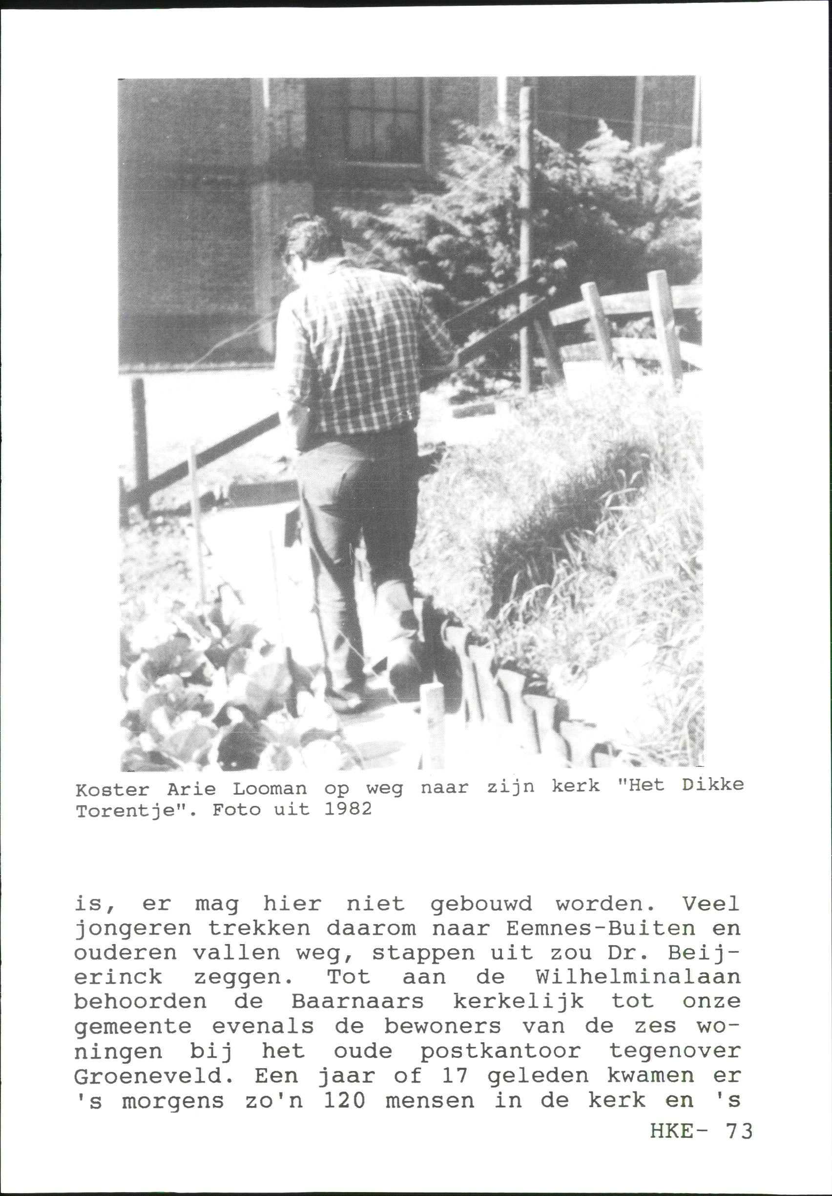 Koster Arie Looman op weg naar zijn kerk "Het Dikke Torentje". Foto uit 1982 is, er mag hier niet gebouwd worden.